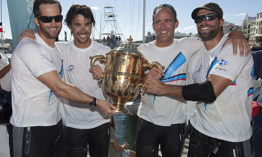 Fra venstre: Ben Ainslie og Christian Kamp efter sejr på Bermuda i Argo Gold Cup. Holdet vandt 50.000 dollars.