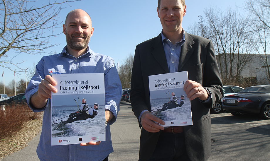 Christian Steffensen og Thomas Jacobsen fra Dansk Sejlunion har været tovholdere på bogen med flotte fotos og tips. Foto: Troels Lykke