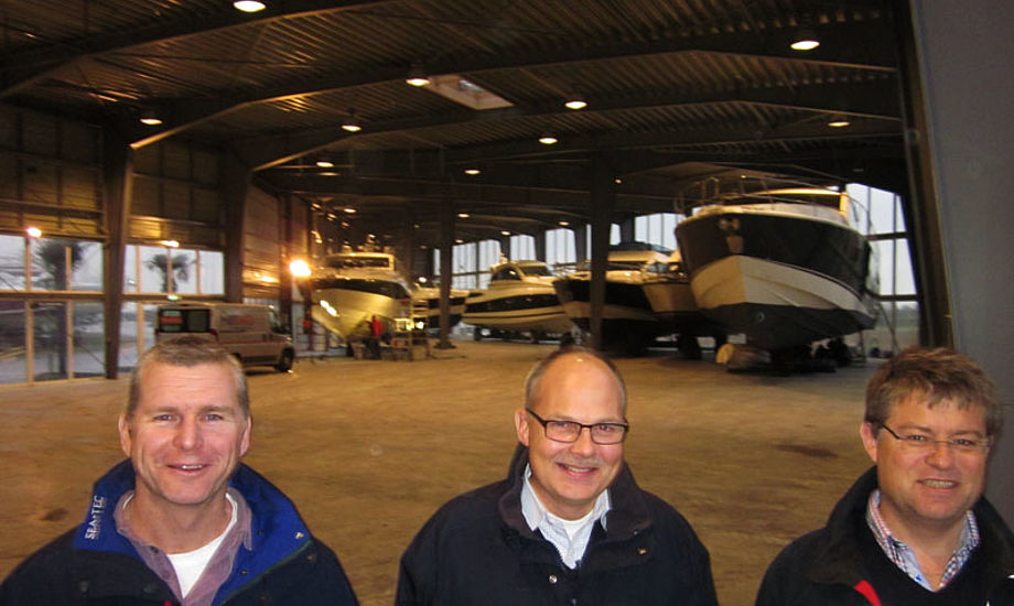 Fra venstre: Stewart, Gert og Henrik fra Tempo Bådsalg i den nye, store hal på Ishøj Havn. Foto: Troels Lykke