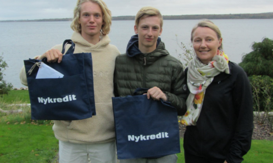 Bente Jakobsen fra Nykredit overrækker prædikatet samt en kontantpræmie for de to sejleres flotte præstationer. Johan Schubert (tv). Foto: Søren Klint.
