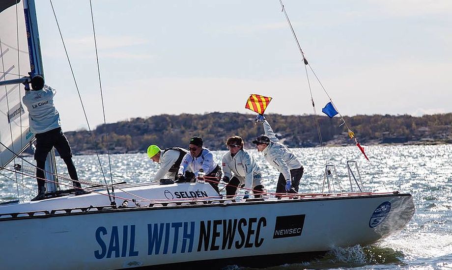 Der blev sejlet svensk mesterskab i den ældre, men stadig populære danske DS37er. Her ses Felix og co. PR-foto