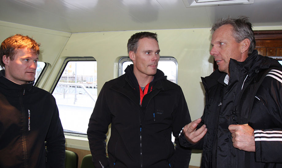 America's Cup-sejlerne Rasmus Køstner og Michael Hestbæk fik talt en del med Jochen Schumann i dag, mens der blev ventet. Foto. Troels Lykke