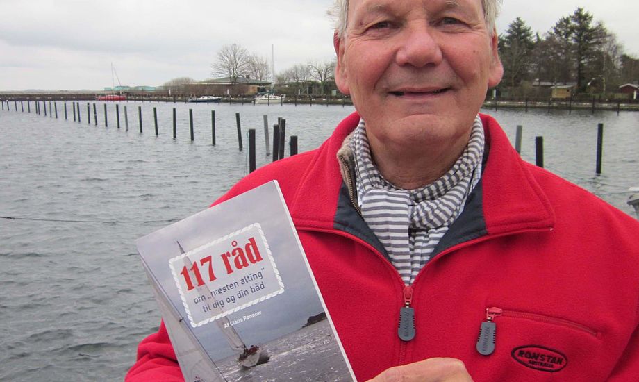 Claus Rønnow i Sundby Havn med sin bog. Foto: Troels Lykke