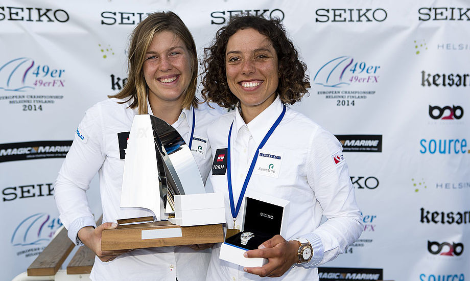 Glade danskere Ida Marie Baad og Marie Thusgaard fra Aarhus Sejlklub vinder EM-guld igen. Foto: Mick Anderson/Sailingpix