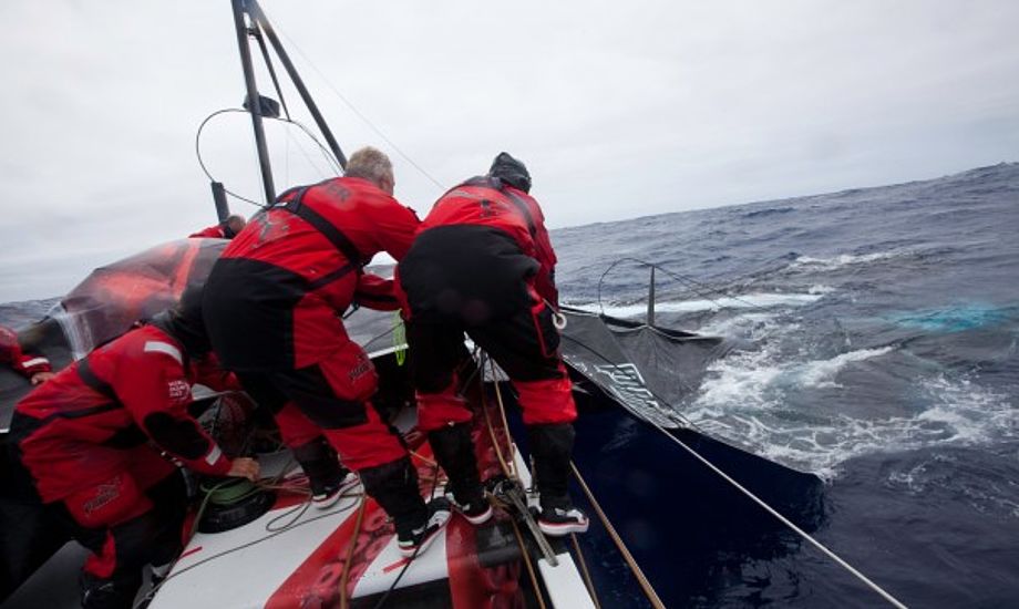 Puma i aktion i Volvo Ocean Race med ødelagt mast. Foto: Amory Ross/Puma