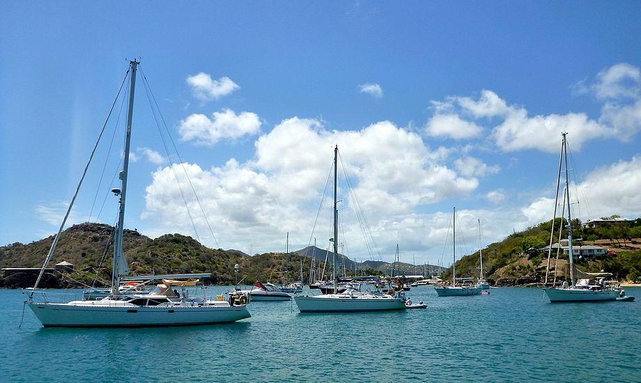 Ankerpladsen i English Harbour, hvor vi nu har flyttet os to gange. Foto: Signe Storr