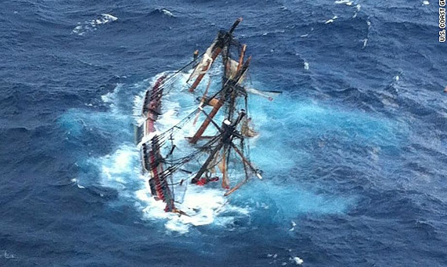 HMS Bounty synker i et oprørt Atlanterhav. Foto: U.S. Coast Guard