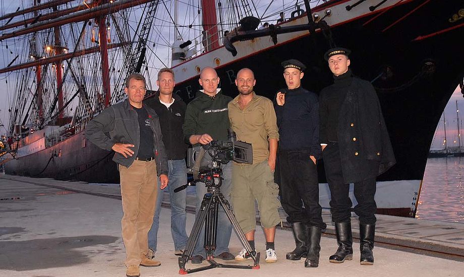 Anders Dylov til venstre med resten af filmholdet bag filmen om skoleskibet København.