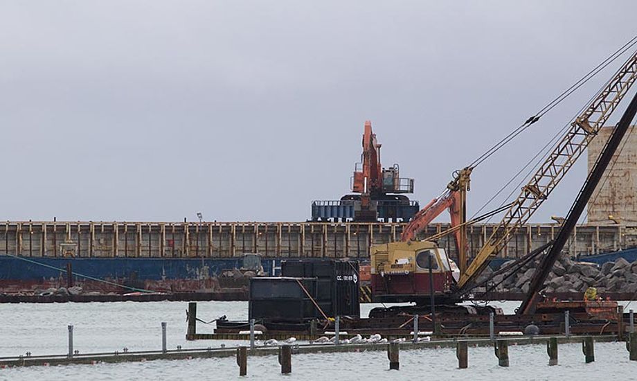 Arbejdet fortsatte lørdag i Skovshoved Havn, på trods af stormen Egon.