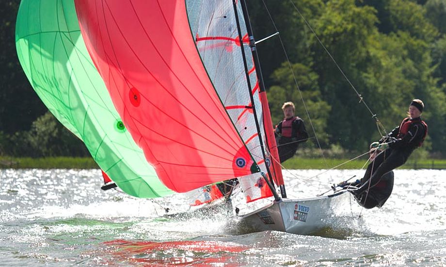 29er-sejlere Mads Emil Lübeck og Marie Thusgaard Olsen i kamp med Joakim Salskov-Iversen og Christopher Falholt fra Yachtklubben Furesøen, som blev nr. 2.  Foto: Mogens Hansen