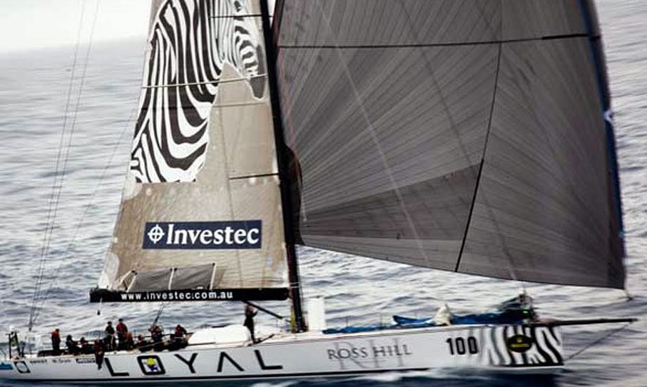 Her ses første båd, Investec Loyal, i mål i Sydney Hobart. Foto: Rolex