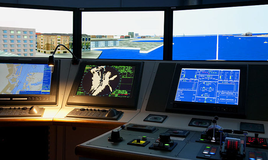 Det er denne simulator som du kan sejle i hos Furuno i Hvidovre.