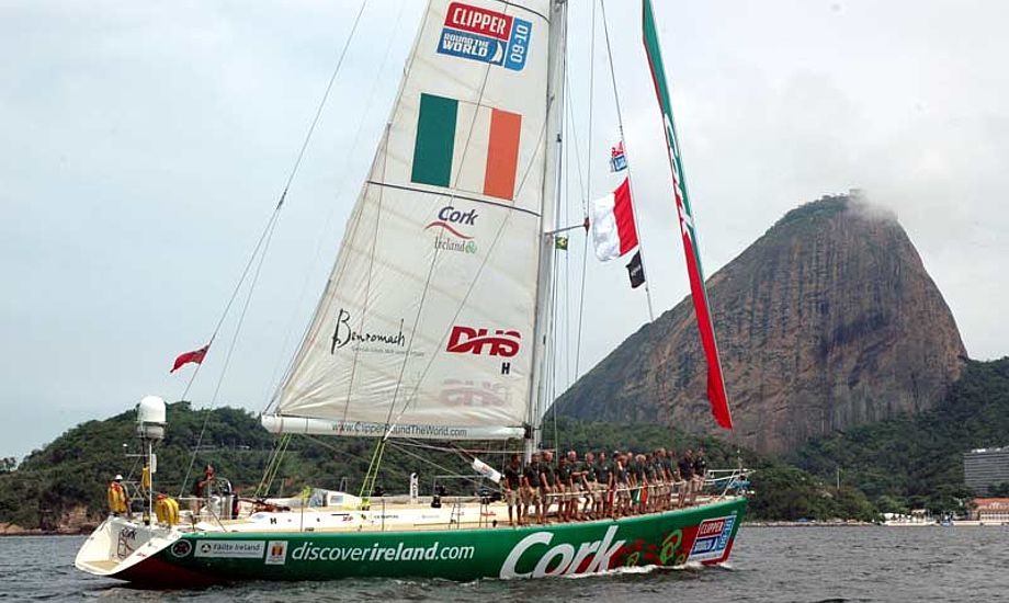Den irske båd Cork ud for Sugar Loaf Mountain, Rio de Janeiro i 2009/2010. Foto: Zoe Williamson