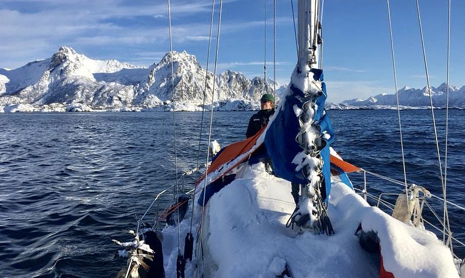 En 30-fods Albin Ballad har bragt det unge kærestepar til Nordnorge. Foto: Privatfoto