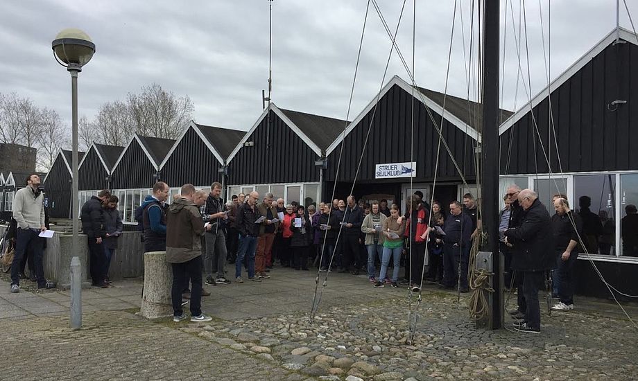 Medlemmer af Struer Sejlklub mødte forventningsfulde op til årets standerhejsning. Foto: Struer Sejlklub