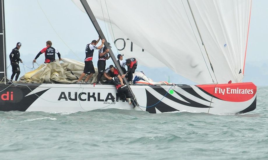 Team New Zealand med kaput bom, det kostede omkring 200.000 kr. Foto: Christophe Favreau