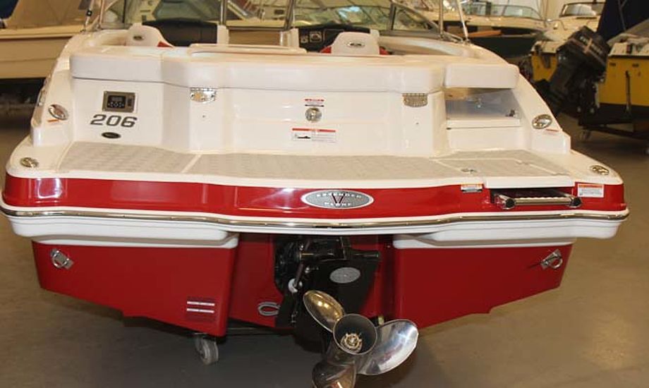 Den 21 fods Chaparral 206 med rød-brune farver kan let trailes. En ny trailer koster cirka 40.000 kroner. Foto: Troels Lykke