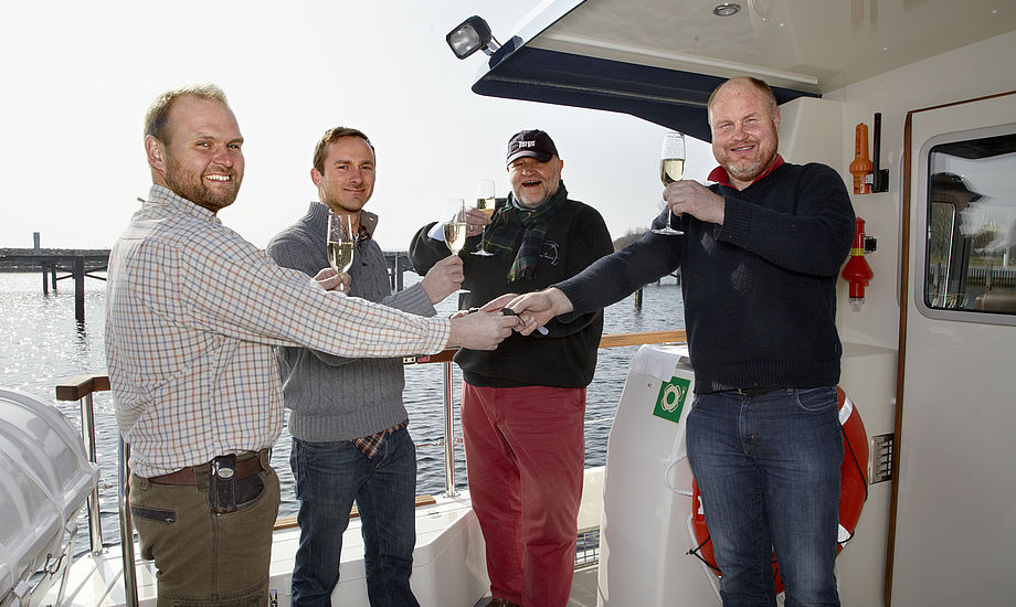 Fra Thomas G. Larsen og Skipper Mark Hansen får her nøglerne udleveret af Reese Marin Aabenraa  med bådforehandler Henrik Reese og Servicechef Michael Hohmann.