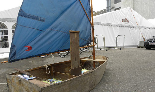 Ældre, udtjent Opti-jolle pyntede op under Big Boat Challenge. Foto: Kim Specht