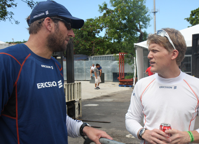 Jens Dolmer, tv., i Rio under Volvo Ocean Race i april 2009, i selskab med navigatøren Magdal fra Ericsson Racing Team. Foto: Troels Lykke