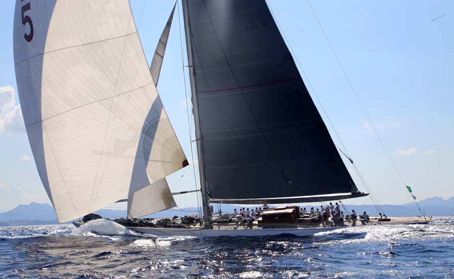 J båden Ranger sejler med. Den er bygget i stål i Skagen. Spiler er på 900 kvm, storsejl 500 og stagsejl 200. Den er cirka 43 m lang og vejer 200 ton. Foto: Troels Lykke