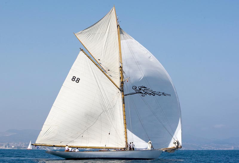 Sejl i Danmark eller Middelhavet på en 12 meter. Foto: iSails/Nico Martinez