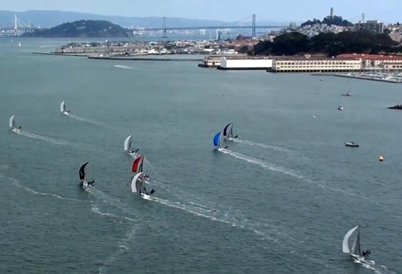 18-footere på San Francisco-bugten, med Golden Gate i baggrund. Der var både vind og strøm. Foto fra videoen