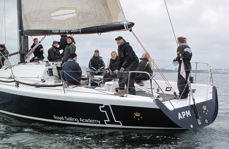 Mikkel Hartvig Andersen med masser af kvinder under Ladies Cup. Foto: Troels Lykke