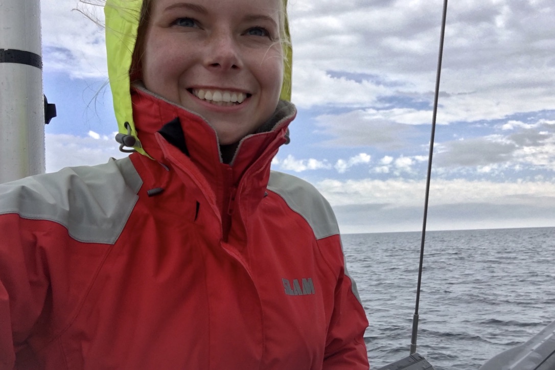 20-årige Sara Sulkjær har skiftet sommerens studenterhue ud med den neongule sejlerhætte, der selv på de sydlige breddegrader kan være nødvendig for at holde hovedet tørt. Foto: Privatfoto