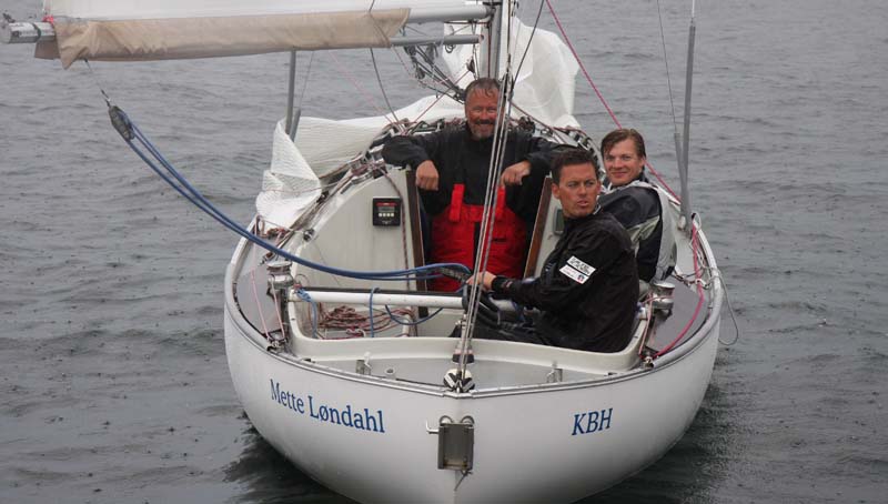 Peter Hansen med sin far om bord blandt andet i søndags i regn. Foto: Troels Lykke