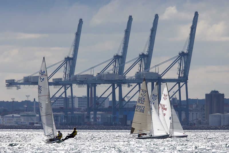 Overskyet og med meget vekslende vind fra skiftende retninger har fået IRO Thomas Jørgensen til at opgive sejladsen. Foto: Miick Anderson/ SAILINGPIX:DK