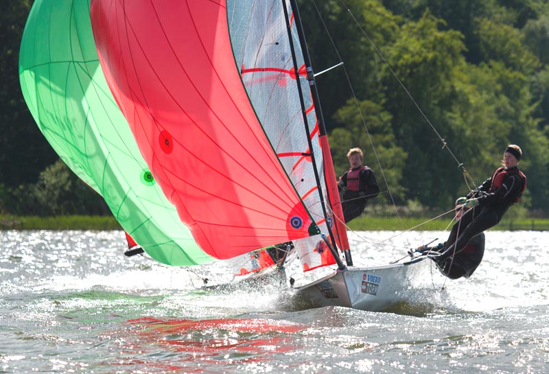 29er-sejlere Mads Emil Lübeck og Marie Thusgaard Olsen i kamp med Joakim Salskov-Iversen og Christopher Falholt fra Yachtklubben Furesøen, som blev nr. 2.  Foto: Mogens Hansen