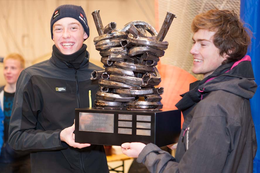 Vinderne af 29er-klassens rangliste 2012, Markus Nielsen og Frederik Just Melson, med klassens nye vandrepokal skabt af Lone Kirketerp. Foto: Mogens Hansen