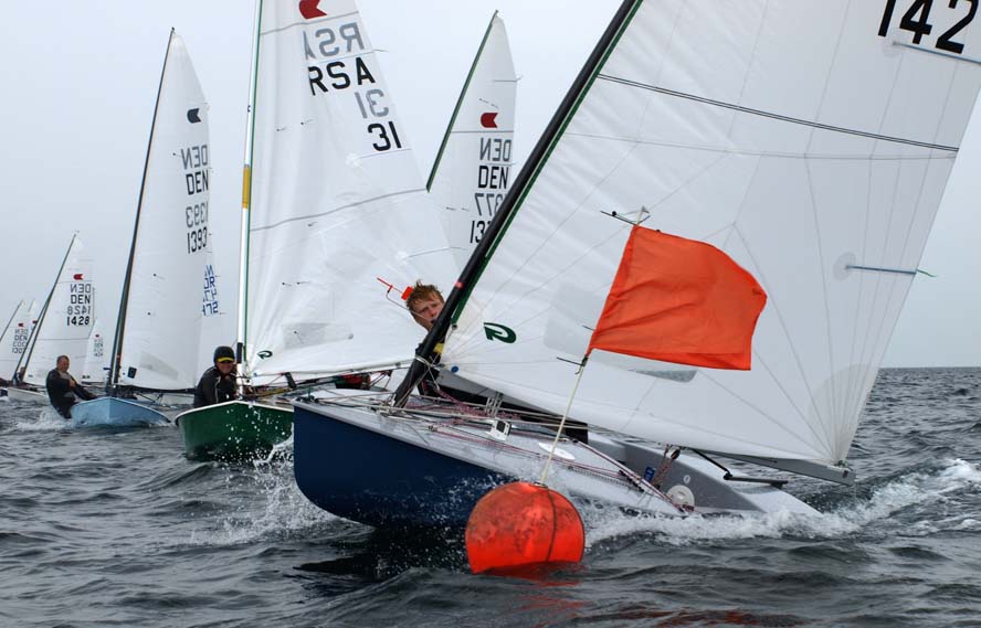 Mathias Livbjerg laver en flot læ start i fredags. Der blev også sejlet lørdag og søndag. Foto: Erik Venøbo