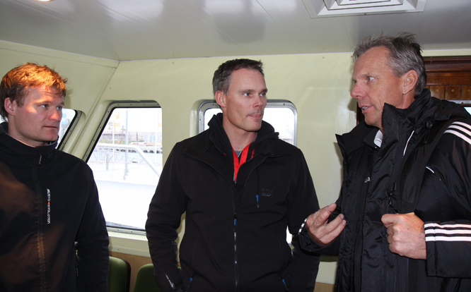 Rasmus Køstner, tv., med Michael Hestbæk og Jochen Schumann på pressebåd i Valencia i mandags. Foto: Troels Lykke