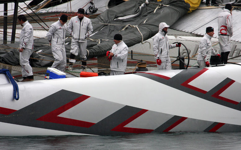 Alinghi kommer i havn i regnvejr. Ernesto Bertarelli ved roret. Foto: Troels Lykke