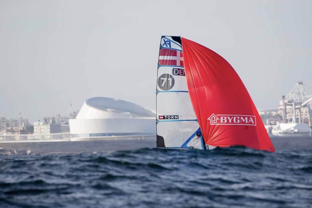 De danske bronzevindere fra OL i Rio,  Jena Mai Hansen og Katja Salskov-Iversen, gør det også godt til VM, hvor de i øjeblikket ligger til sølv. Foto: Maria Muina / sailingshots.es