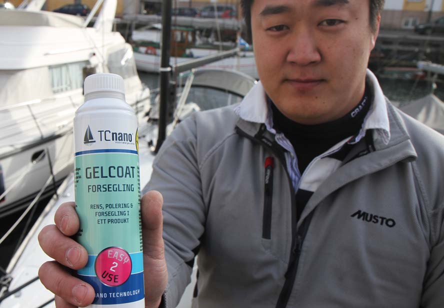 Rune Neuman viser TC nano flaske frem til 249 kr. Den skulle række til en 32 fods sejlbåd. Foto: Troels Lykke
