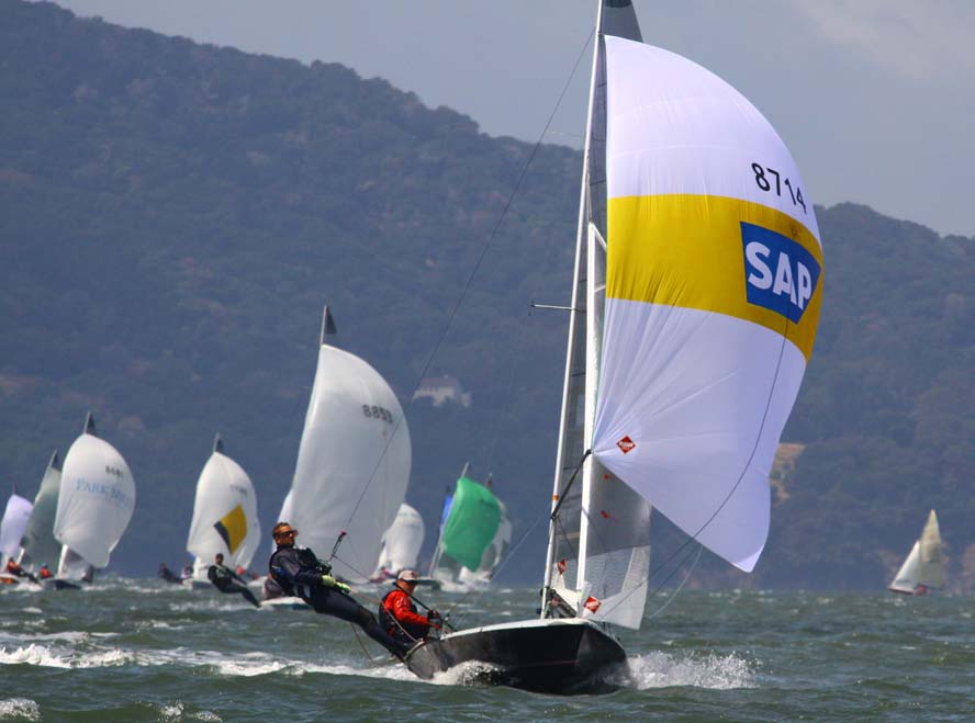 Foto er fra VM i San Francisco 2009, med de efterfølgende vindere i forgrunden, Mike Martin og Jeff Nielsson.