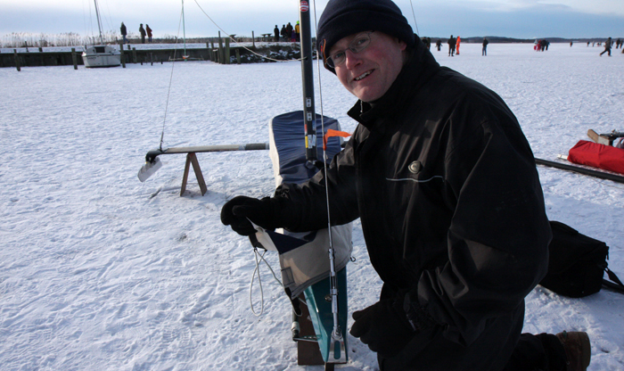 Thomas Ebler ved sin båd i dag ved Arresø. Han producerer master til klassen. Sejlene er HR-sejl fra Horsens. Båden er tre år gammel, men han har ti sæt skøjter til båden. Foto: Troels Lykke