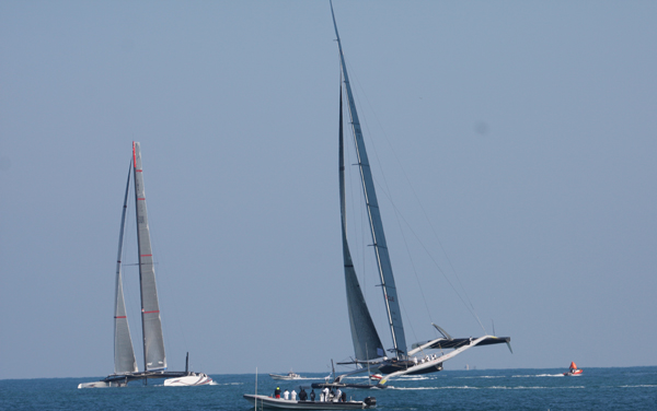 Prestarten er i gang 'USA' har styrbord indgang og giver straf til Alinghi. Foto: Troels Lykke