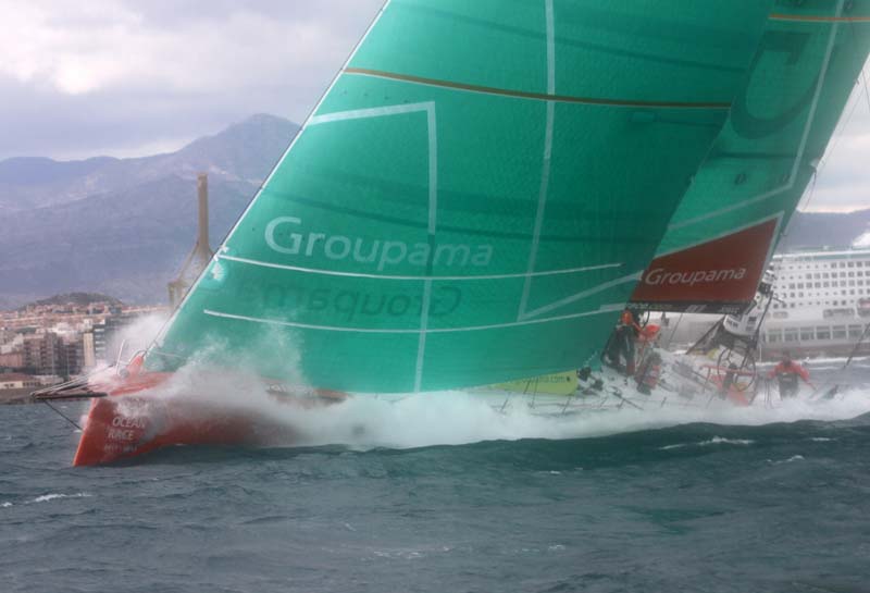 Her sejler Groupama fra starten i Alicante, men lige nu sejler båden kun 11,4 knob, mens den førende båd, Puma, sejler 17,6. Foto: Troels Lykke