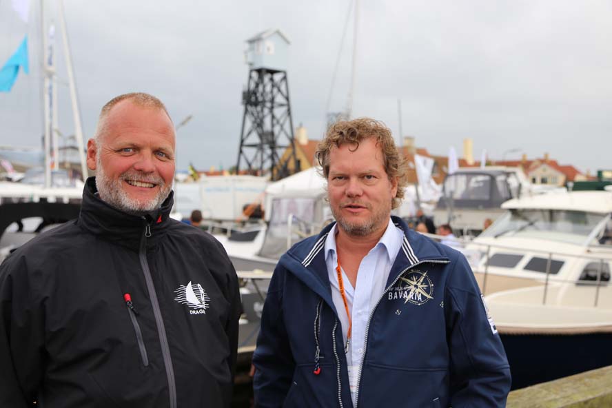 Hanse-forhandler Dirch Peteren fra Dragør, tv. og Bavaria- og Dufourforhandler Michael Floor var glade selv da det regnede i Dragør. Foto: Troels Lykke