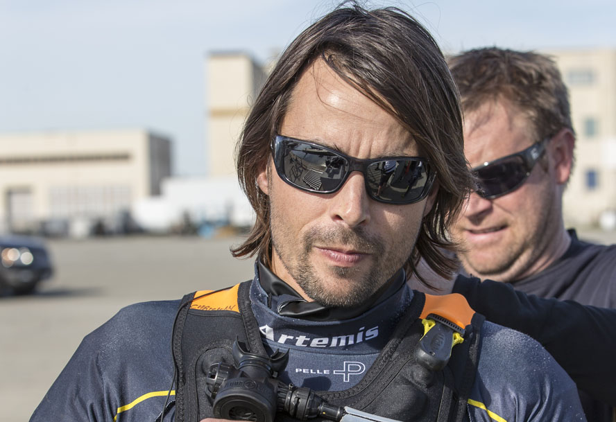 Christian Kamp i kampklart udstyr med rygskjold, redningsvest med indbygget kevlar, hjelm, tre knive og iltflaske til 45 vejrtrækninger. Foto: Sander van der Borch/Artemis Racing