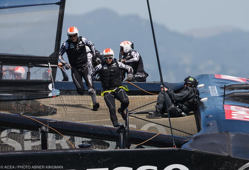 Solosejladsen til åbningssejladsen i Louis Vuitton Cup var lidt af en parodi, mener Thomas Paasch.