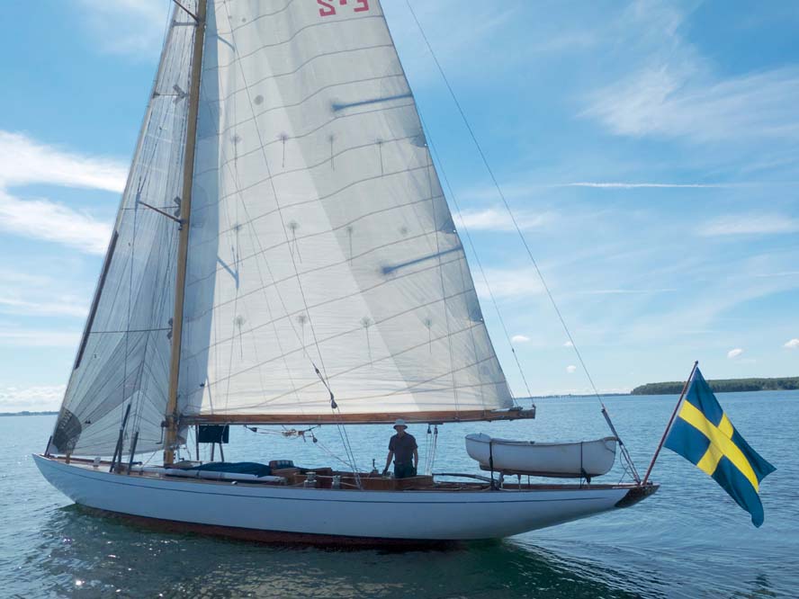 Denne elegante, svenske 10M R-båd, 'Aaworyn', konstrueret af legendariske Sophus Weber og bygget på hans værft i Svendborg for 90 år siden. Foto: Søren Stidsholt Nielsen