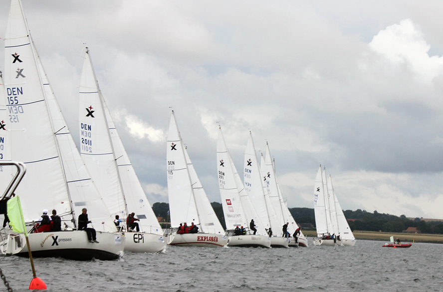 Kim Lago, DEN 2011 og Søren Juel, DEN 115 ligger a point i kampen om det Danske Mesterskab. Her er feltet ved første start lørdag formiddag. Foto: Rasmus Toft Duus