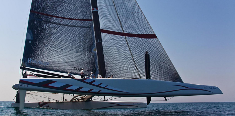 Alinghi sejler med North Sails 3DL, mens BMW Oracles storsejl er et hårdt vingesejl.