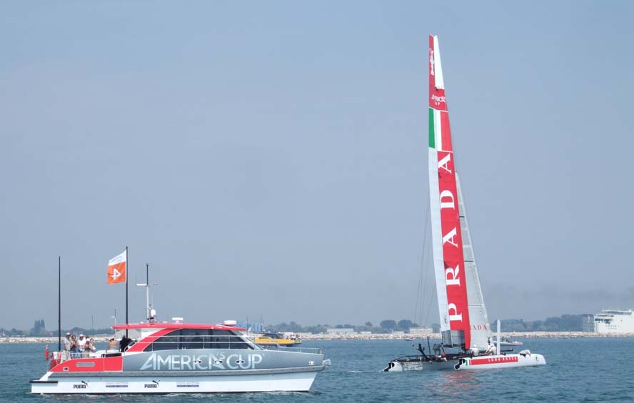 Det nye 46 fods Americas Cup hjælpefartøj anvendes som mærke, da Volvo Penta-motorer sørger for at båden kan ligge helt stille.