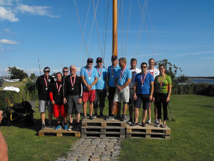 Skive-sejler Søren Koizsch og gasterne Claus Jespersen, Anders Pedersen og Lars Skov kunne modtage guldet på sidstedagen. Foto: Søren Overgård